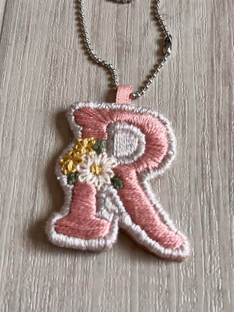 Amazon.co.jp: 手刺繍のイニシャルキーホルダー R : おもちゃ